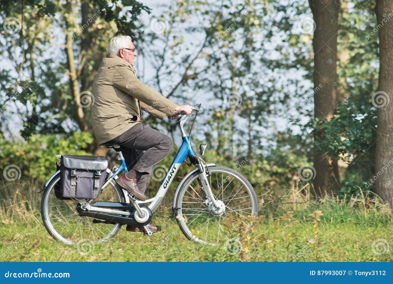 Rimpels Gewend Aanzienlijk Senior on a Giant E-bike, Tilburg, Netherlands Editorial Photography -  Image of bicycle, jacket: 87993007