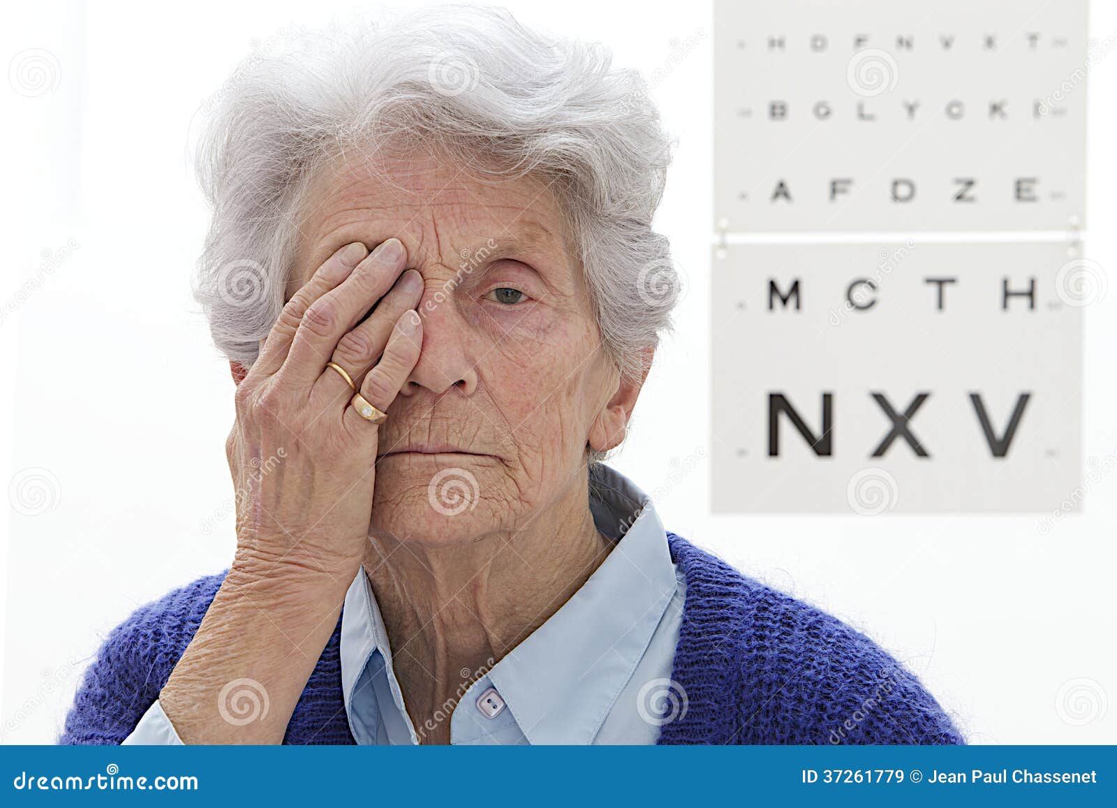 senior lady eyes exam