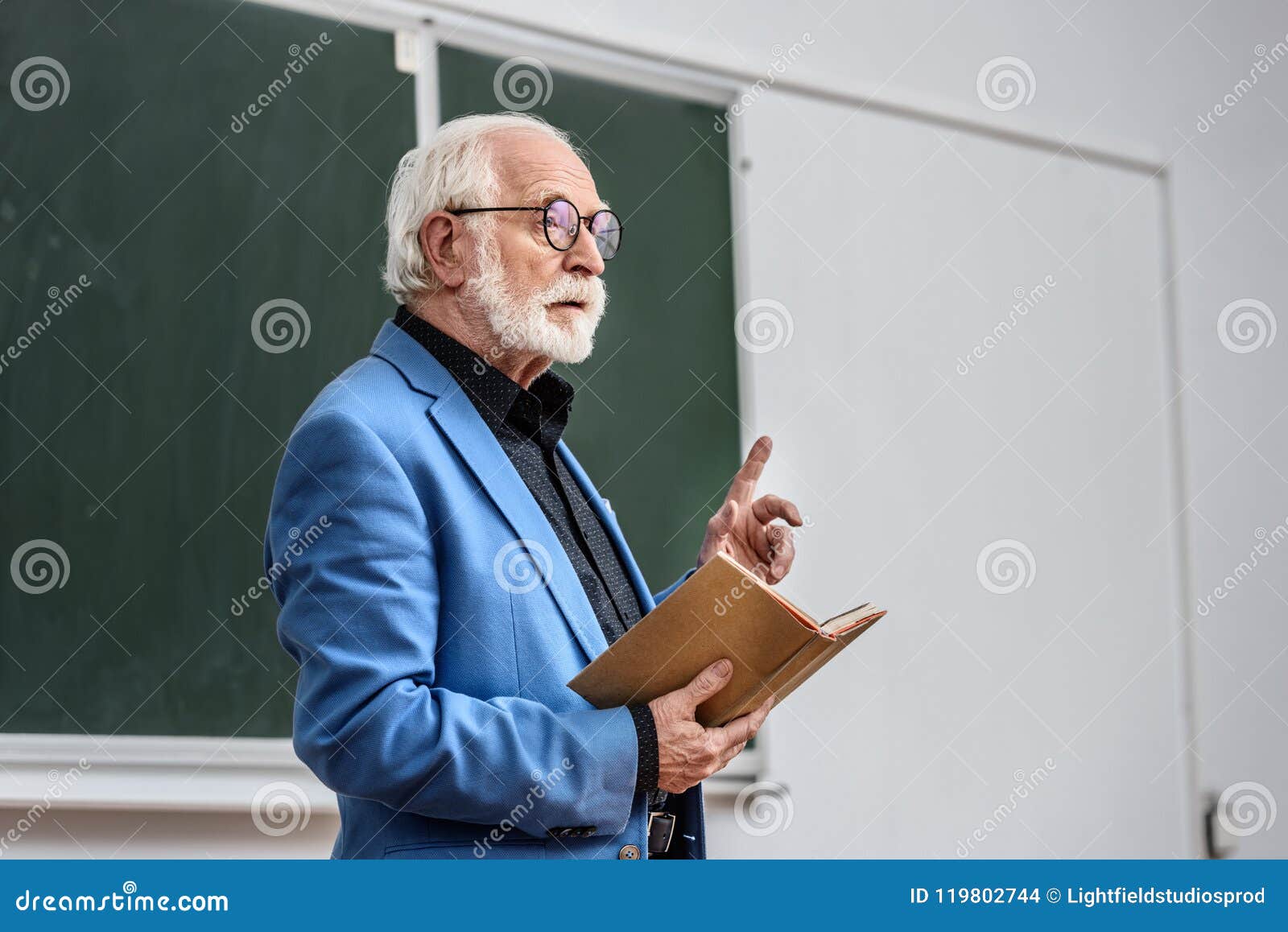 Человек читающий лекции