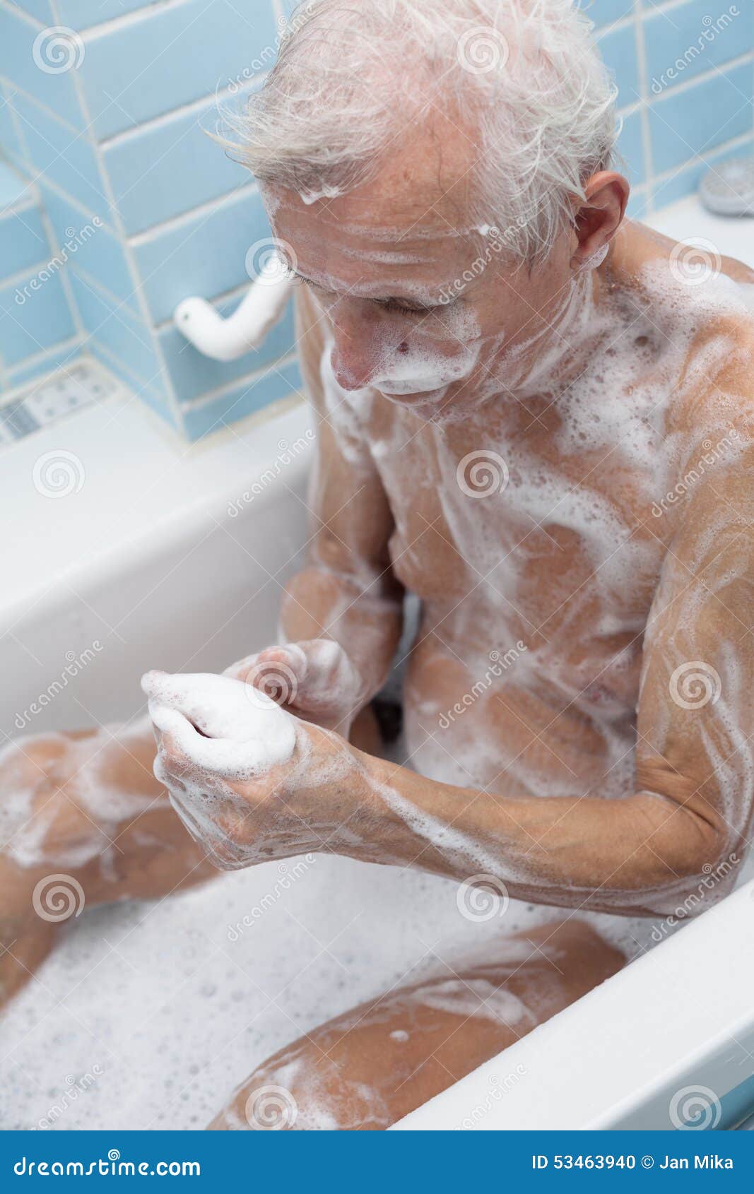 Дед купается. Дед в ванной. Пожилой человек в ванной. Человек моется в ванной. Дедушка моется.