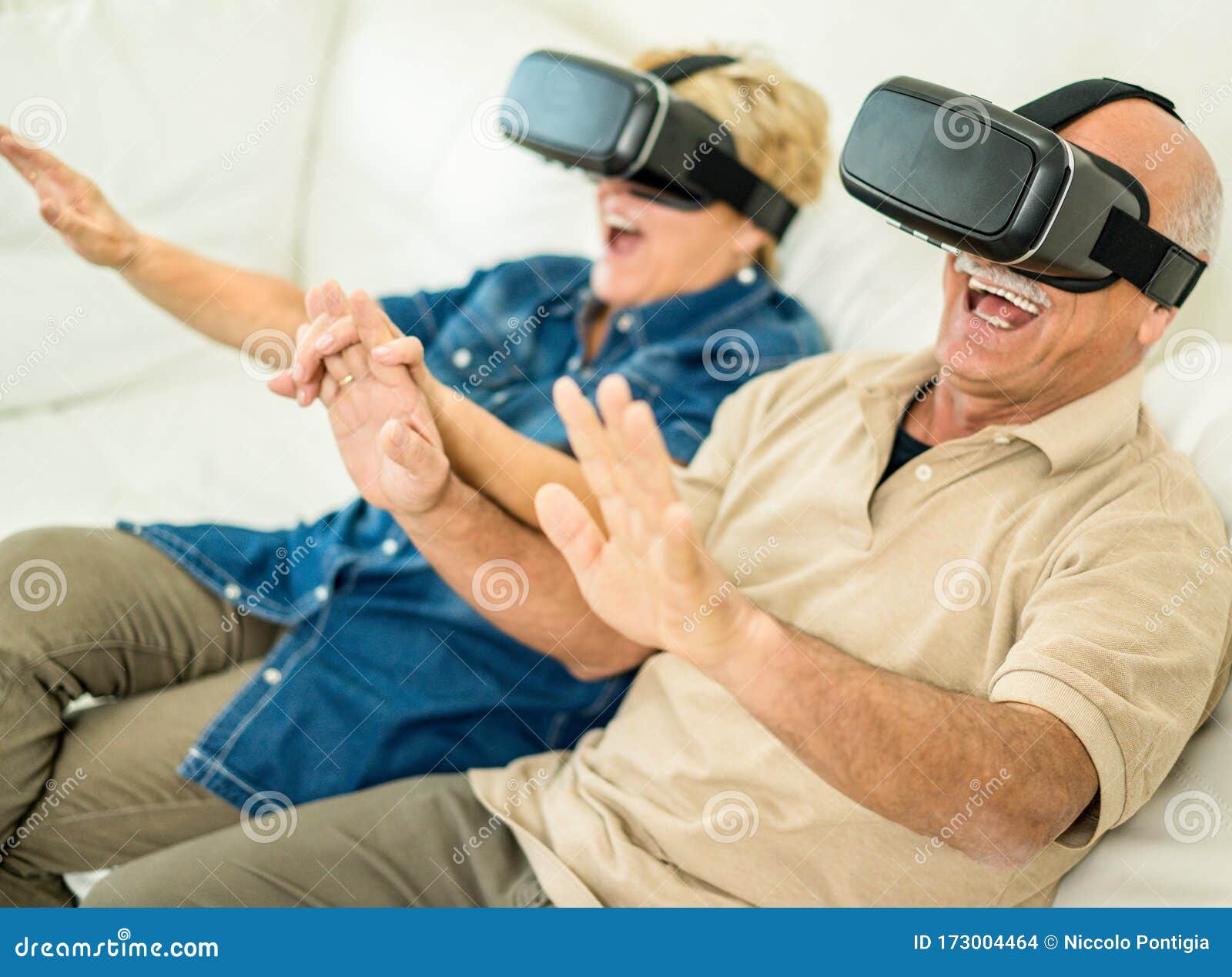 Circulo centavo Oculto Senior Mature Couple Having Fun with Virtual Reality Glasses - Old People  Using New Vr Headset - Concept of Active Elderly and Stock Photo - Image of  activity, cellphone: 173004464