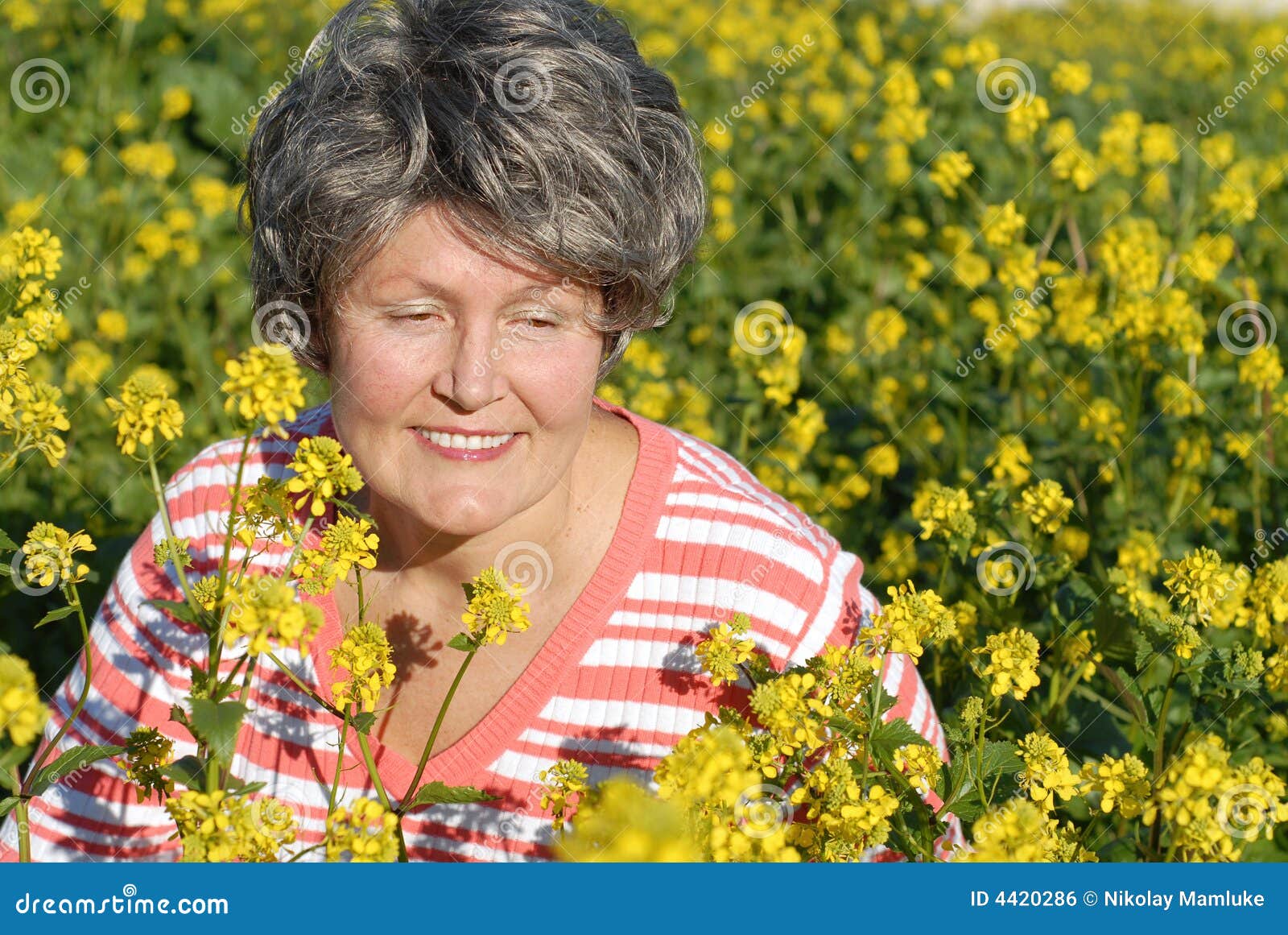 Senior meadow. Piękny radzi sobie łąkowej starej dużo przestrzeni spring wibrującej kobiety