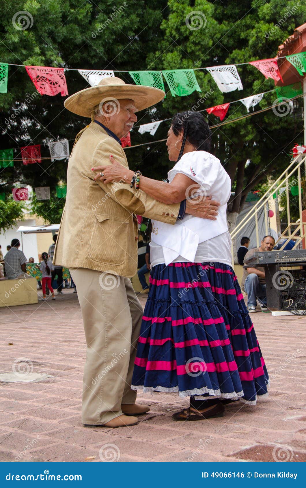 Mexican Couple Pictures Pin By Kaitlynn On Metasalv Cute Couples Goals Prom Pictures Couples