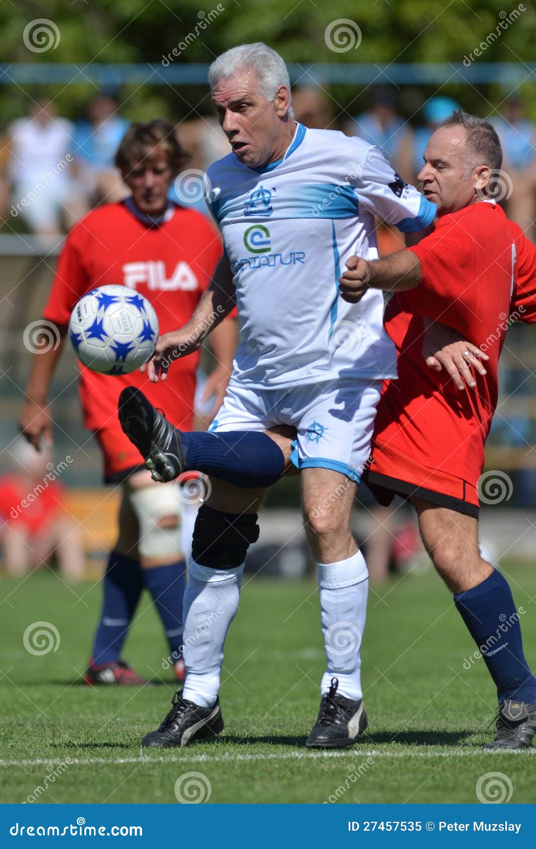 werper desinfecteren Gaan wandelen Senior soccer game editorial image. Image of hand, admirer - 27457535