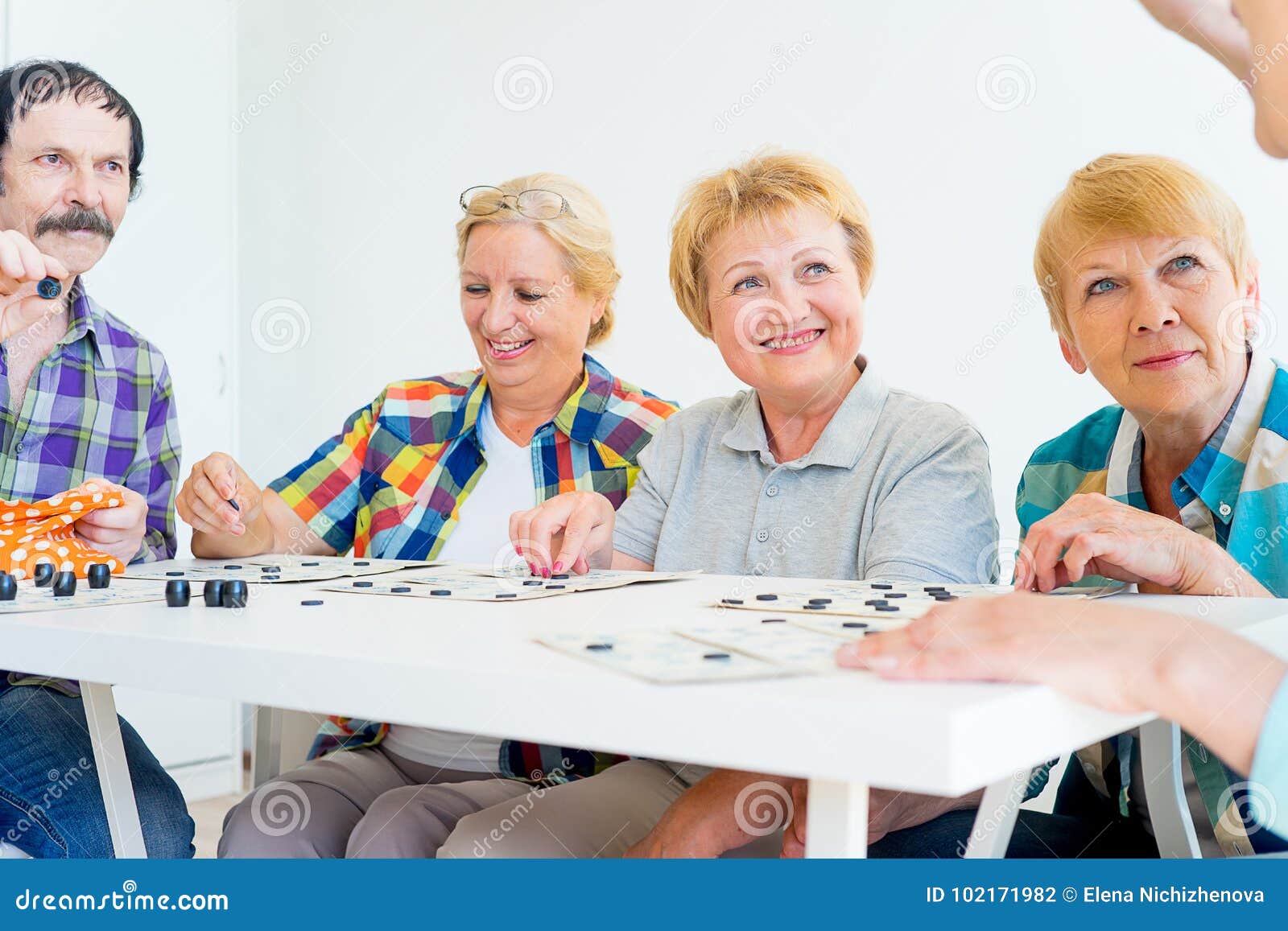 Senioren Die Bingo Spielen Stockfoto Bild Von Spielen Senioren