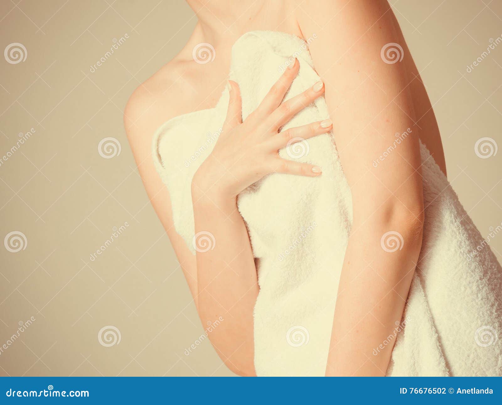 Прикрылась полотенцем. Прикрывается руками. Девушка прикрывает грудь полотенцем. Прикрывает большую грудь полотенцем.