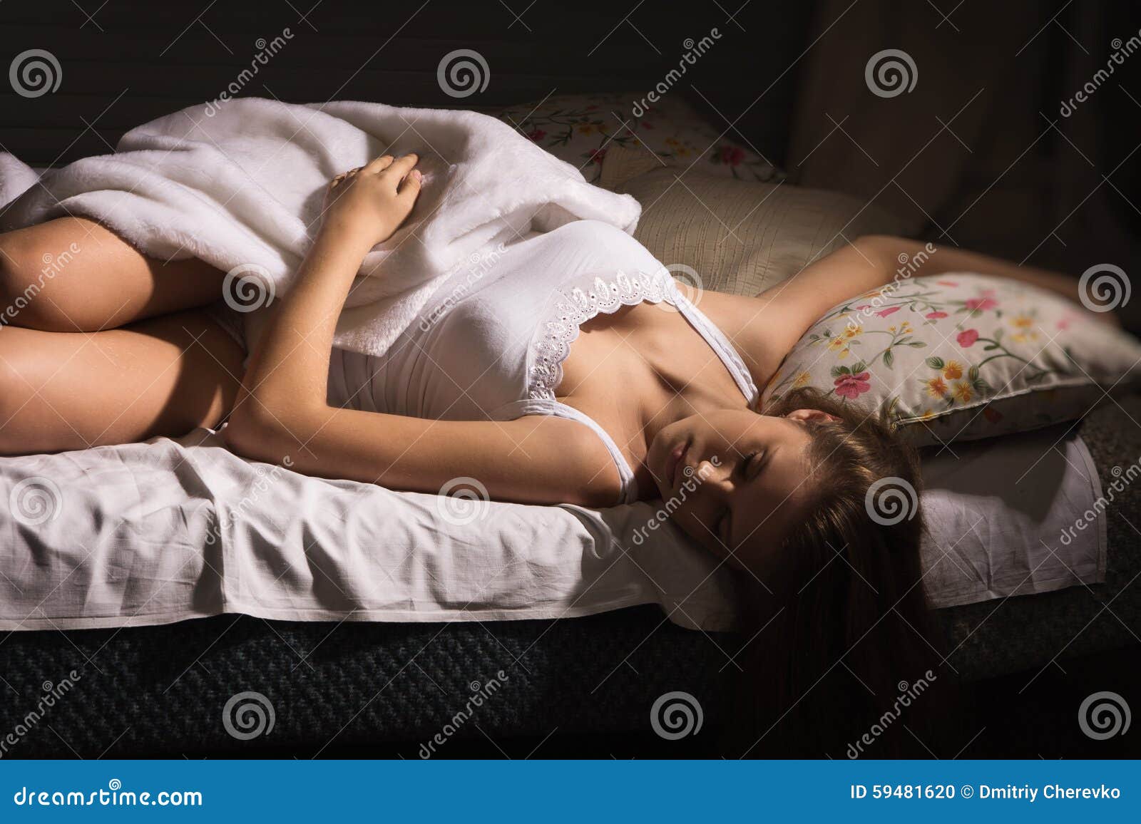 голая сестра в постели спит фото 42