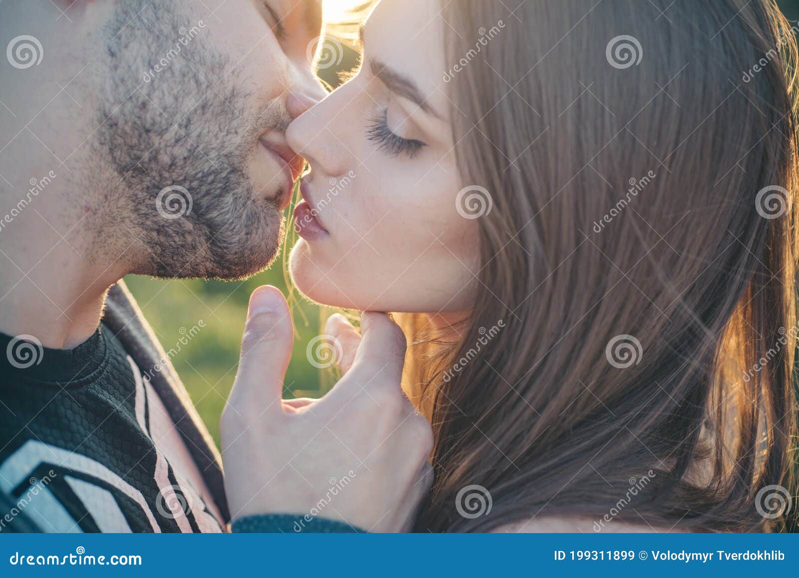 How to feel love in winter with romantic kisses? Impressive Kisses