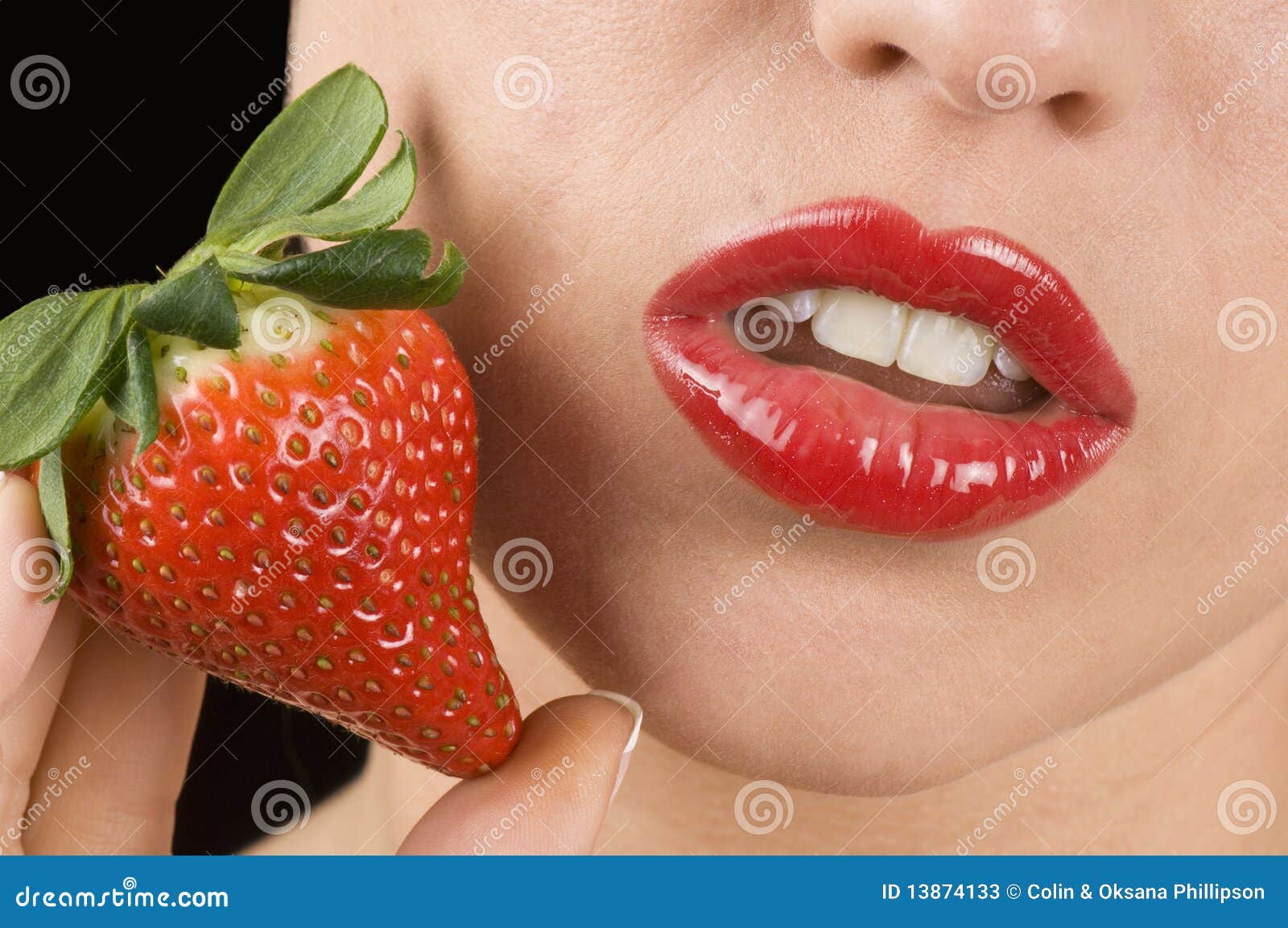 Sensuele Lippen En Rode Aardbei Stock Afbeelding Image Of Rood Mooi 13874133