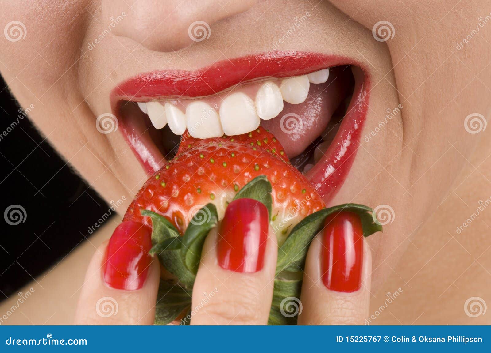 Sensuele Lippen En Rode Aardbei Stock Afbeelding Image Of Kaukasisch Liefde 15225767