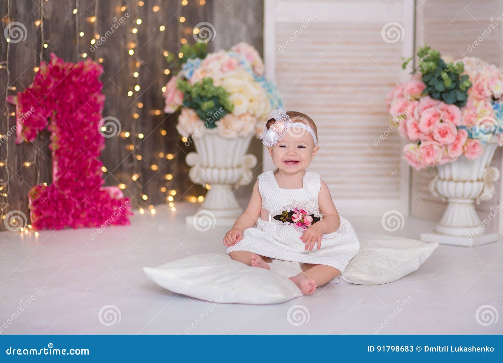 Retrato de una niña de 2 años aislado sobre fondo blanco.