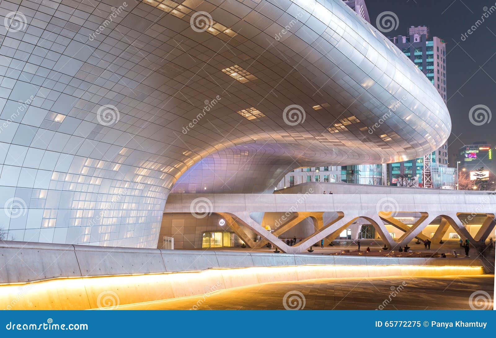 SEOUL, COREIA DO SUL - MARÇO 29,2015: Plaza do projeto de Dongdaemun em N. SEOUL, COREIA DO SUL - MARÇO 29,2015: A plaza do projeto de Dongdaemun na noite, novidade em Seoul, projetou por Zaha Hadid 29 de março de 2015 tomado foto em Seoul, Coreia do Sul