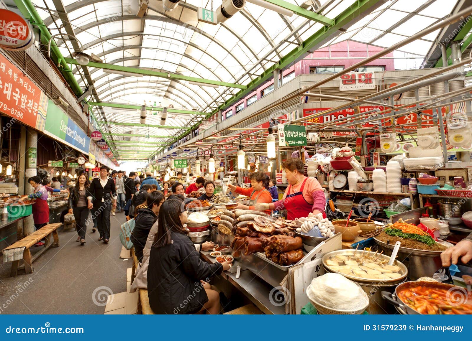 Seoul Local Market Editorial Stock Image - Image: 31579239