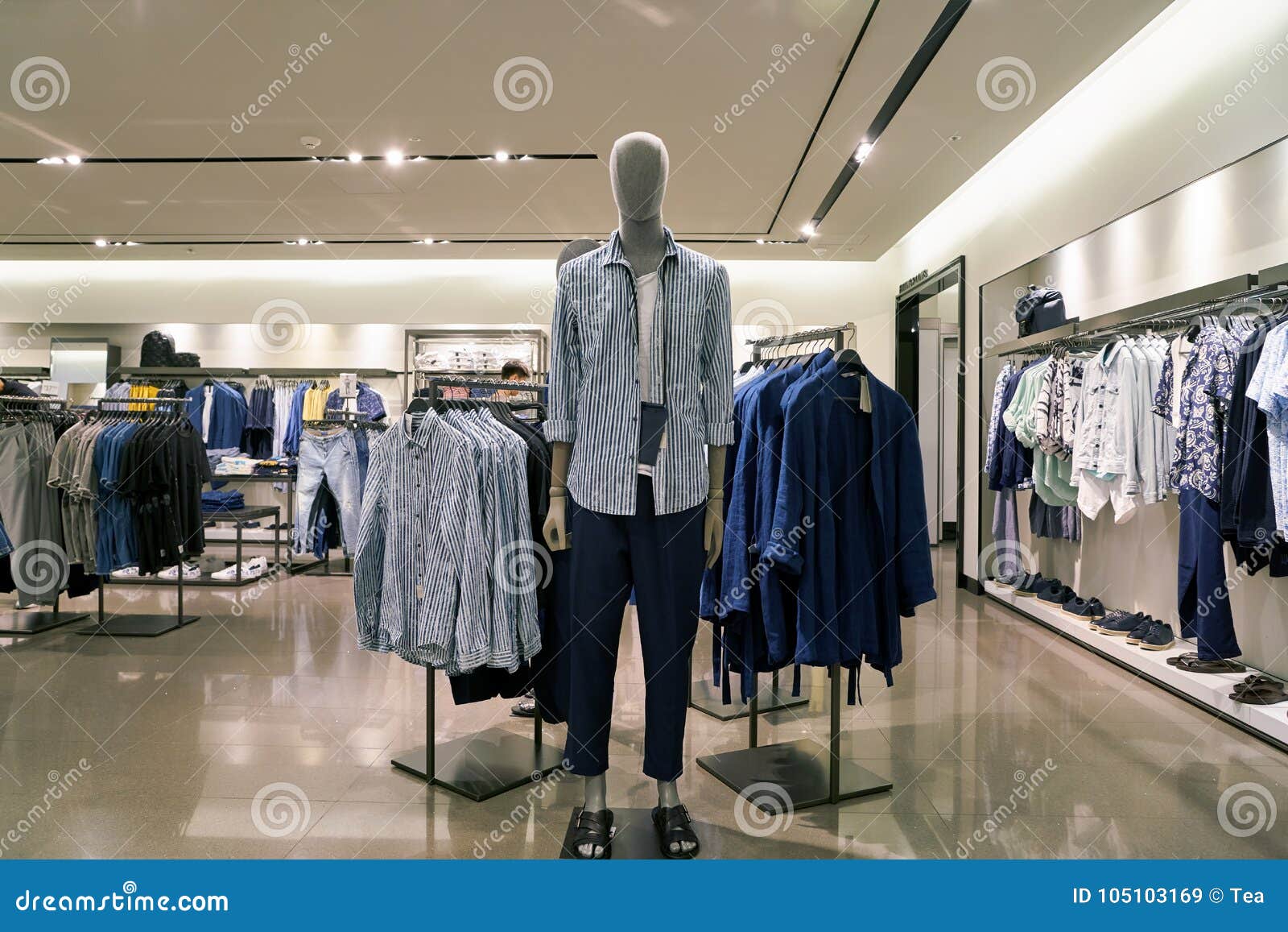 Zara editorial stock image. Image of commercial, clothing - 105103169