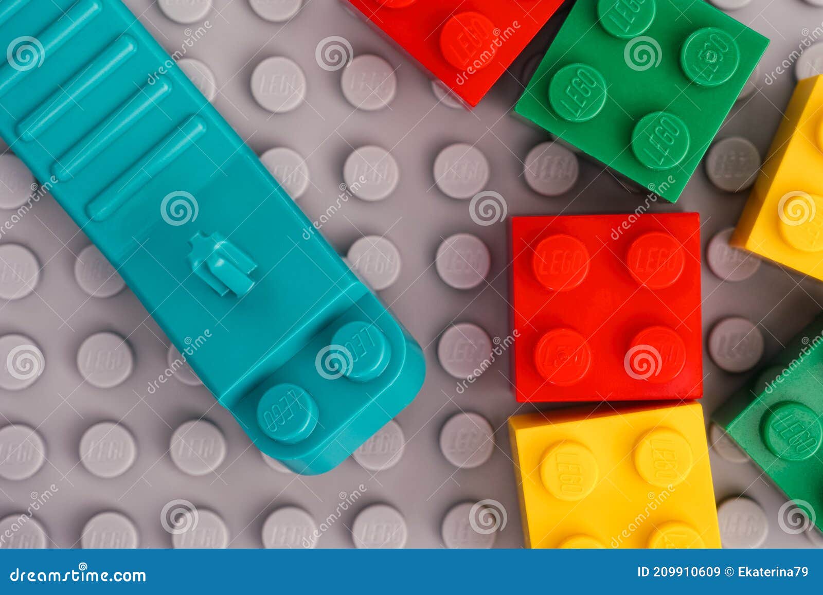 Separador De Ladrillo De Teca Lego Con Algunos Ladrillos En Placa Base Gris  Imagen de archivo editorial - Imagen de verde, editorial: 209910609