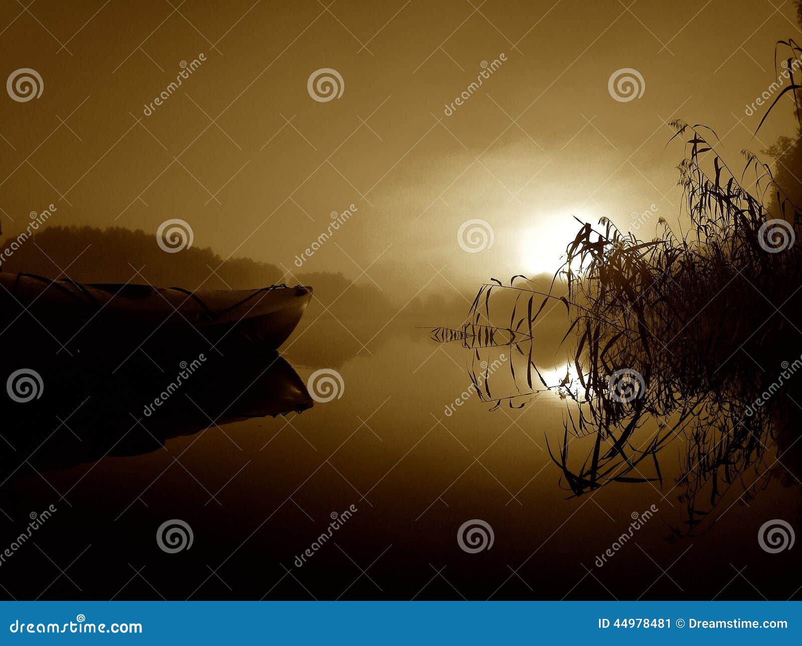 Sepiadröm. En fantastisk sepiasolnedgång på en sjö med en kajak och reflexioner av vasserna