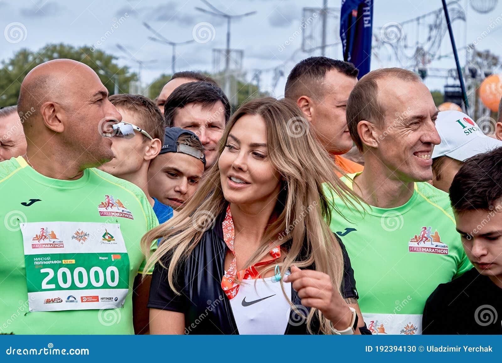 https://thumbs.dreamstime.com/z/september-minsk-belarus-beautiful-woman-standing-happy-athletes-half-marathon-minsk-running-city-192394130.jpg