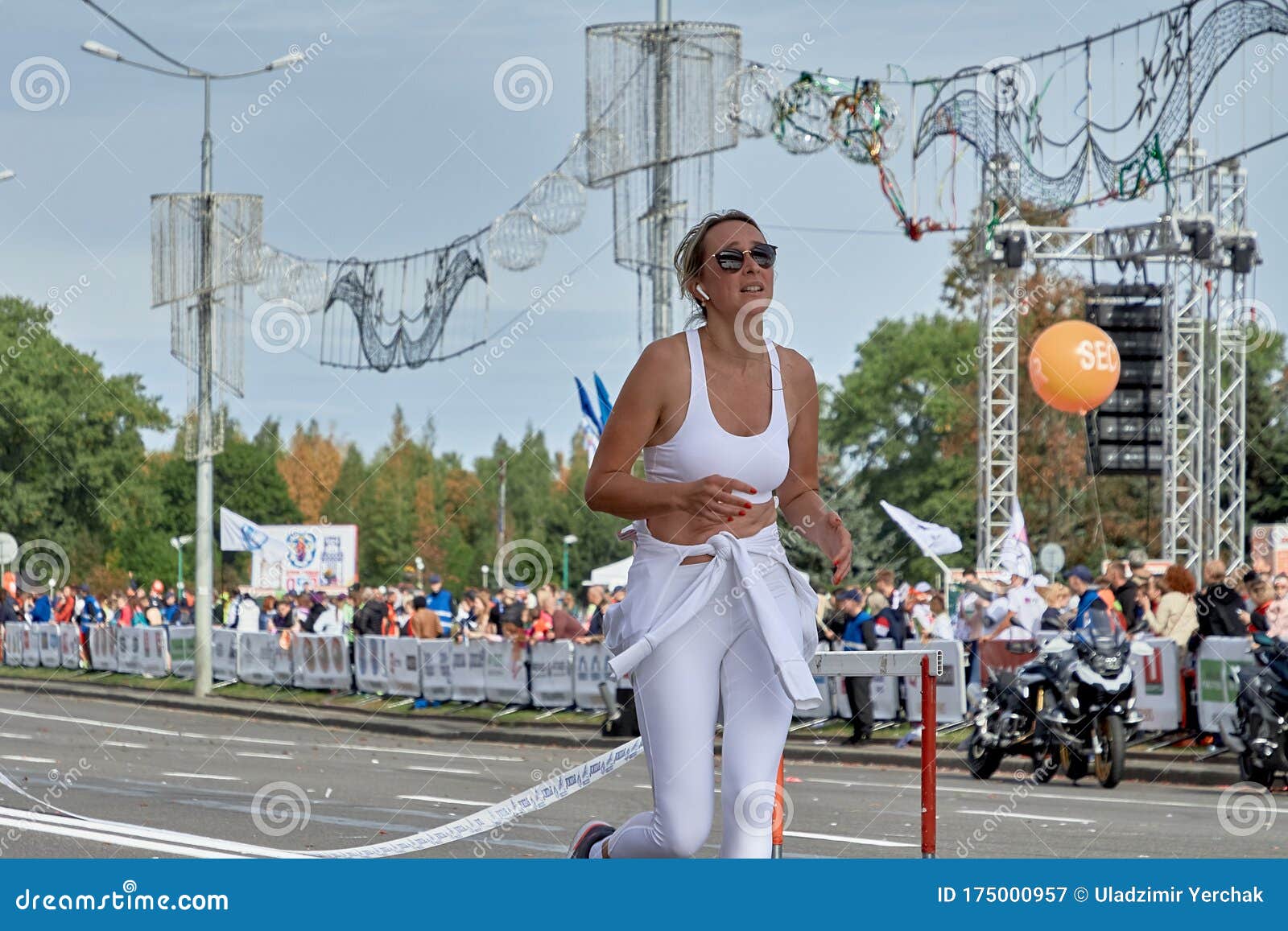 https://thumbs.dreamstime.com/z/september-minsk-belarus-beautiful-woman-white-suit-glasses-runs-marathon-city-road-half-marathon-minsk-running-175000957.jpg