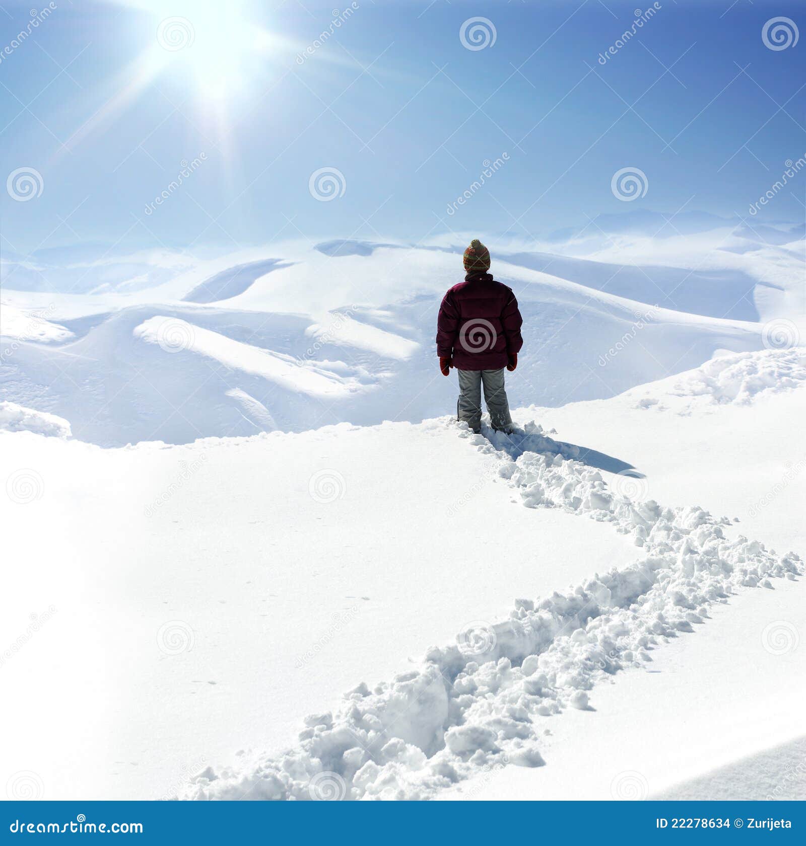 Ser humano na montanha, inverno, neve, caminhada