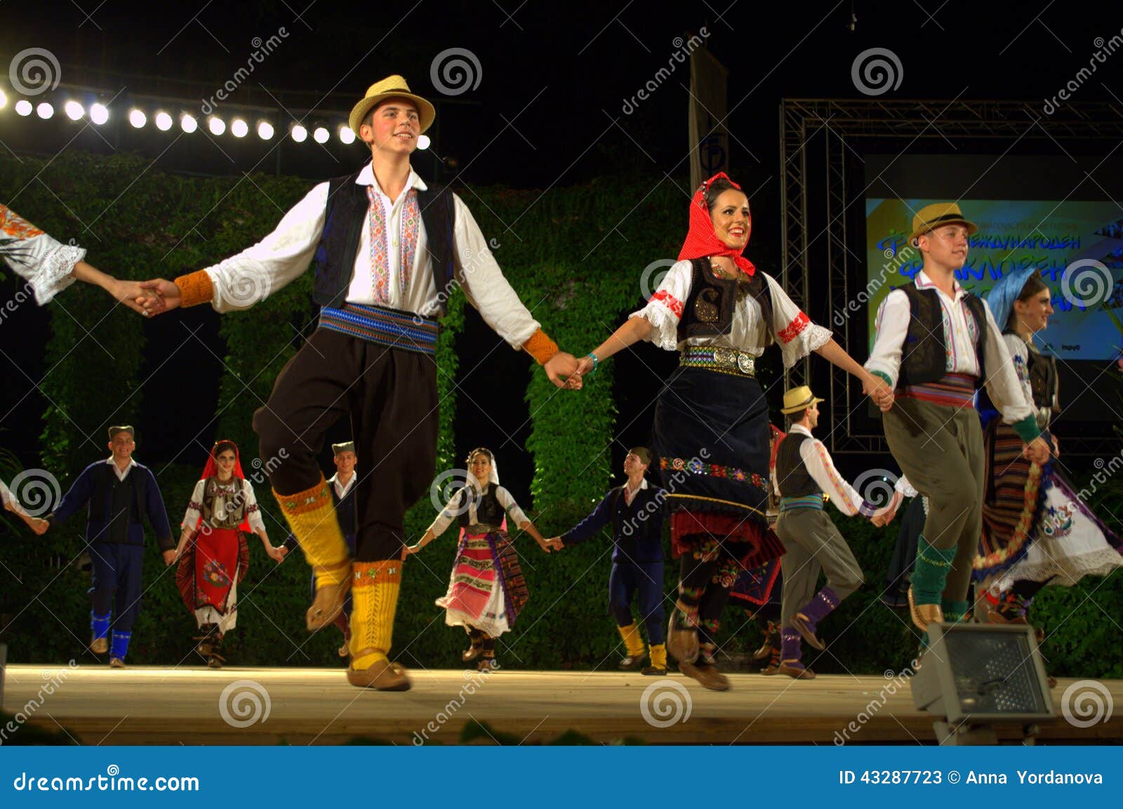 Serbian folk dance editorial stock photo. Image of costumes - 43287723
