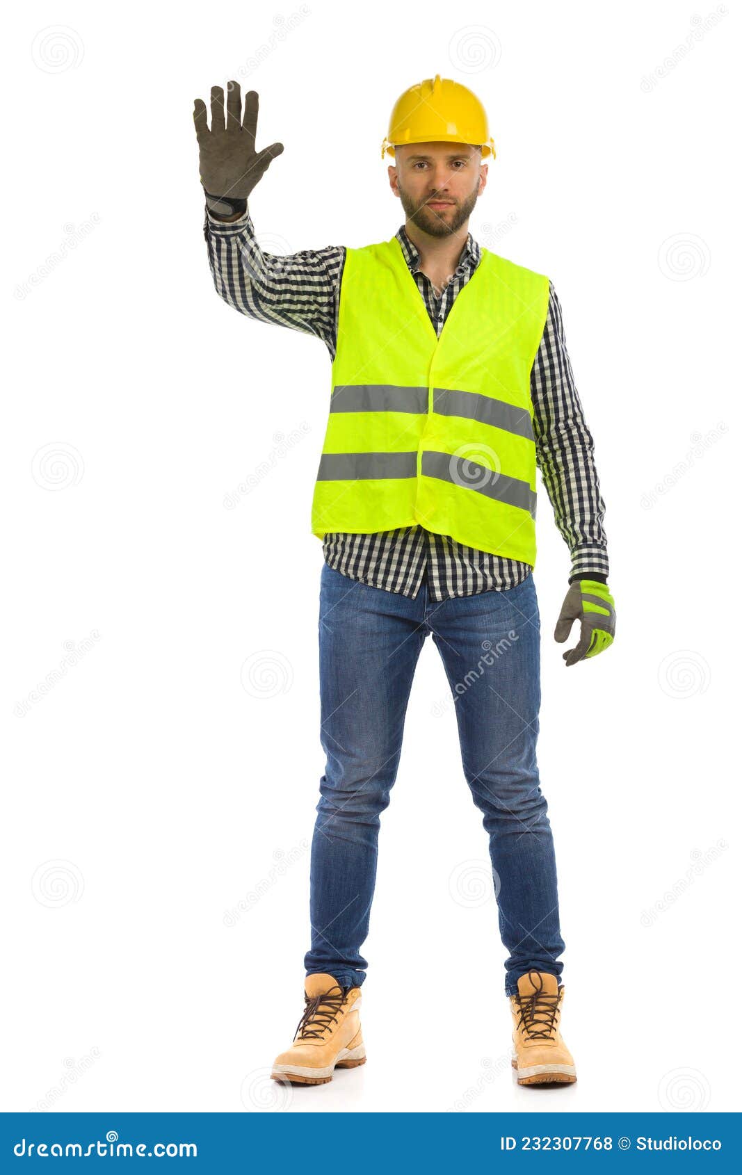 Selbstbewusster Bauarbeiter mit reflektierender Kleidung und Schutzhelm auf  einer Baustelle, lizenzfreies Stockfoto