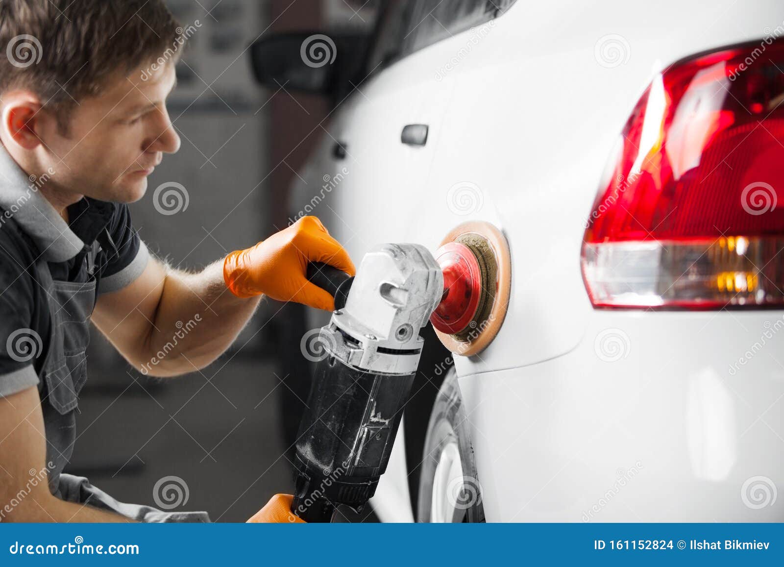 Hombre trabajando para pulir, recubrimiento de coches. El pulido