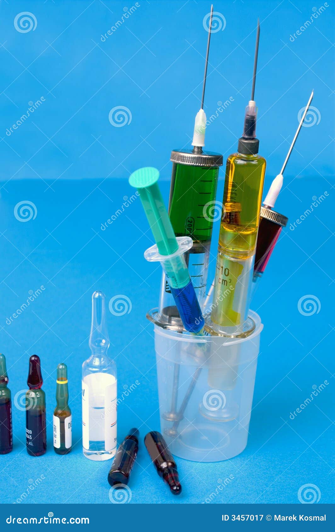 Seringas e ampolas imagem de stock. Imagem de ampula, cura 3457017