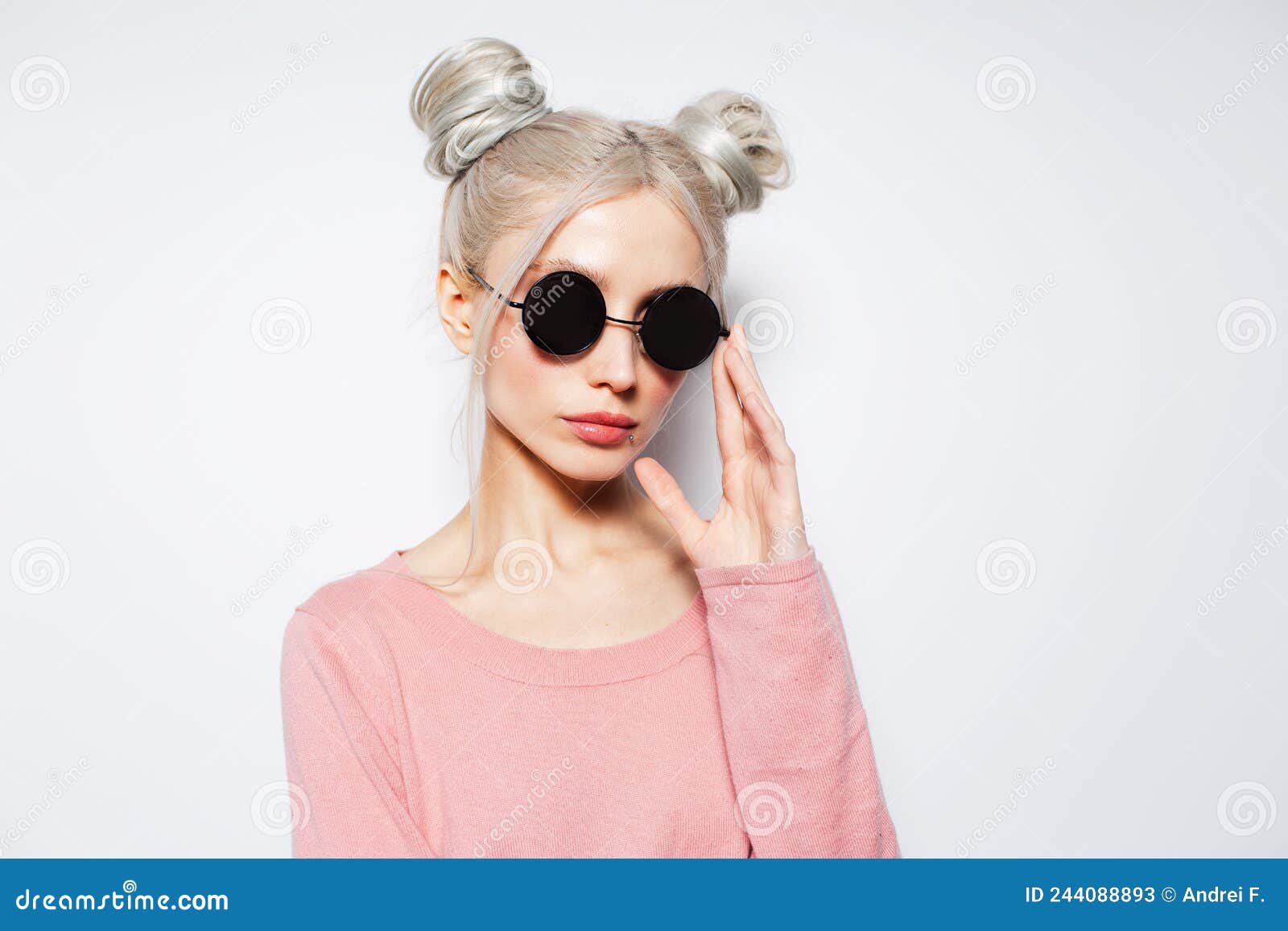 4. Trendy blonde hair and brown sunglasses - wide 2
