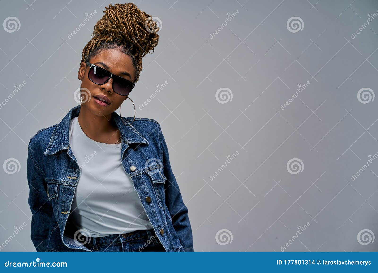 Low Angle View Fashionable Young African American Woman Bold Makeup Stock  Photo by ©HayDmitriy 660418726