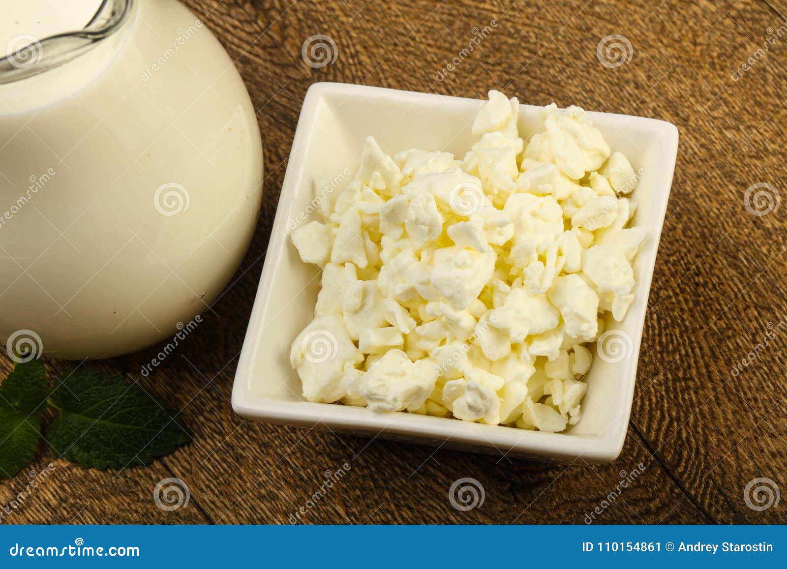Serowej cheesecloth chałupy świeży wiszący organicznie półkowy rocznik. Chałupa ser w pucharze z mlekiem