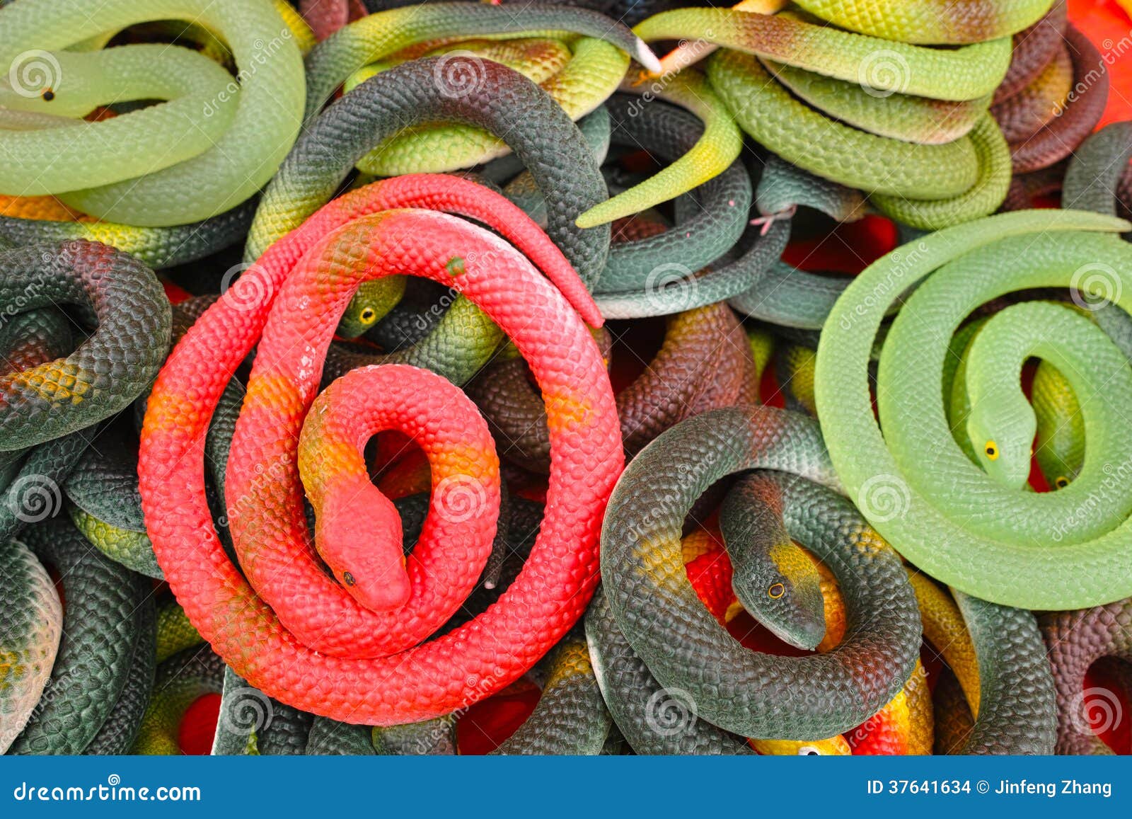 Serpientes Plásticas Del Juguete Foto de archivo - Imagen de juguetes,  juguete: 37641634