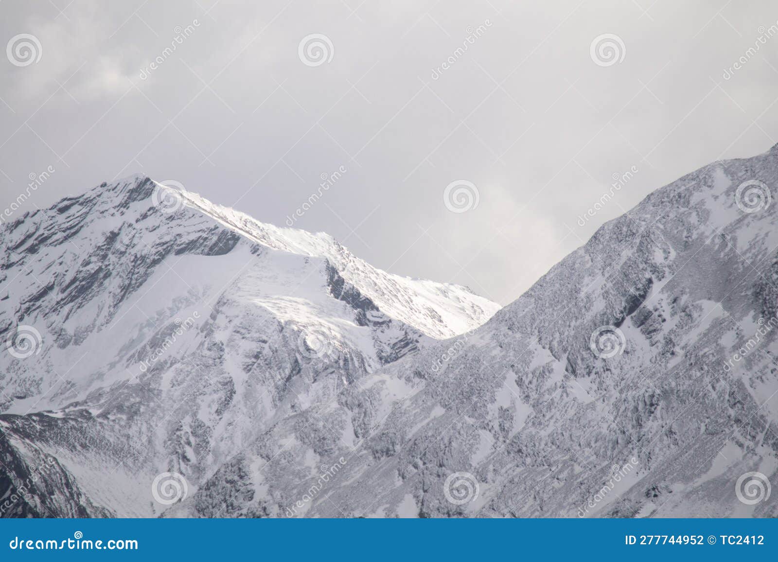 Serras De Neve Em Ushuaia. Terra Do Fogo. Foto de Stock - Imagem