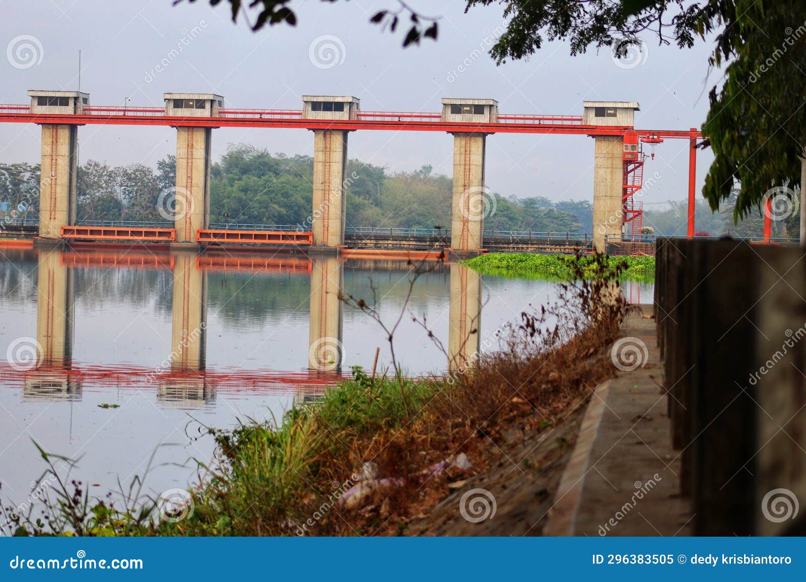 serut dam, in lodoyo blitar functions to stem the flow of the brantas river and also as a recreation area.