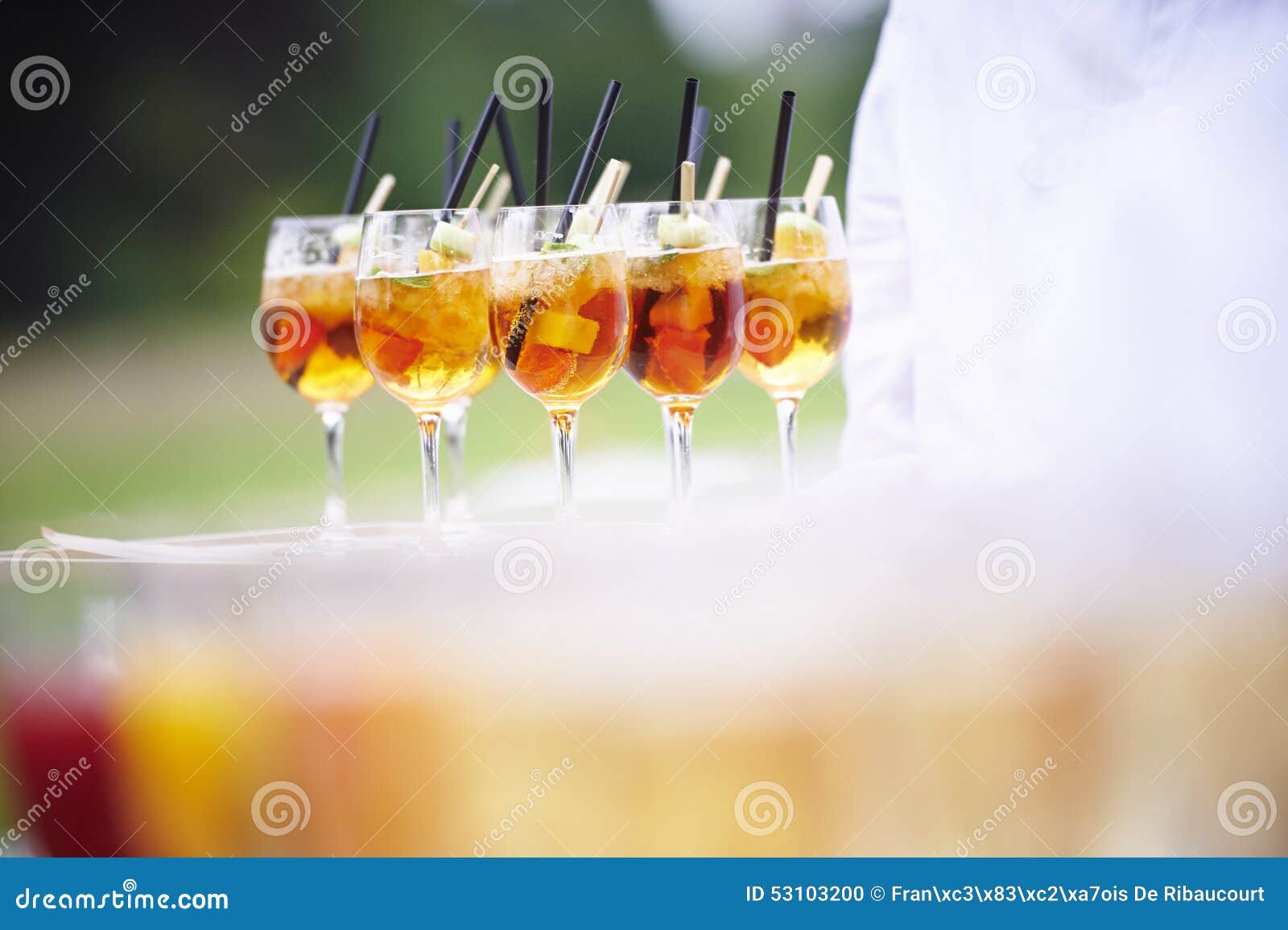 Serveur Avec Un Plateau Des Cocktails Photo stock Image du restaurant