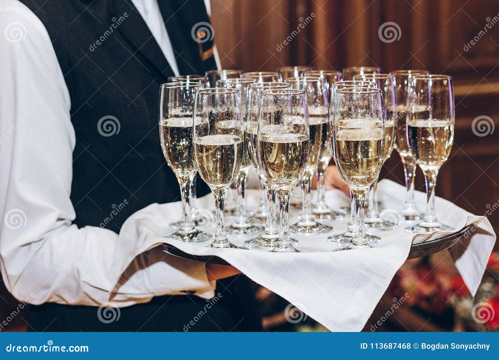 Verres De Champagne De Service De Luxe Servis Par Un Serveur Lors D'une  Célébration De Mariage Ou D'un événement Formel Dans Un Style Anglais  Classique Dans Un Hôtel De Luxe Ou Une