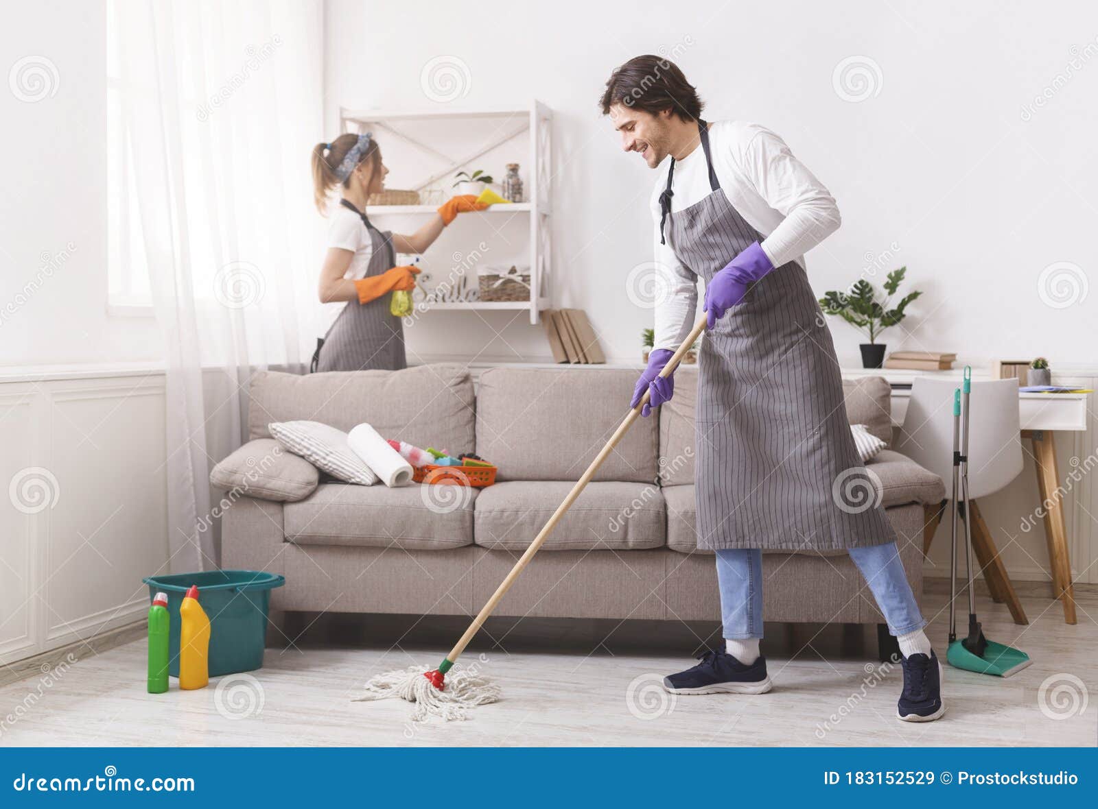 Serviços De Limpeza Residencial. Casal De Donos De Casa