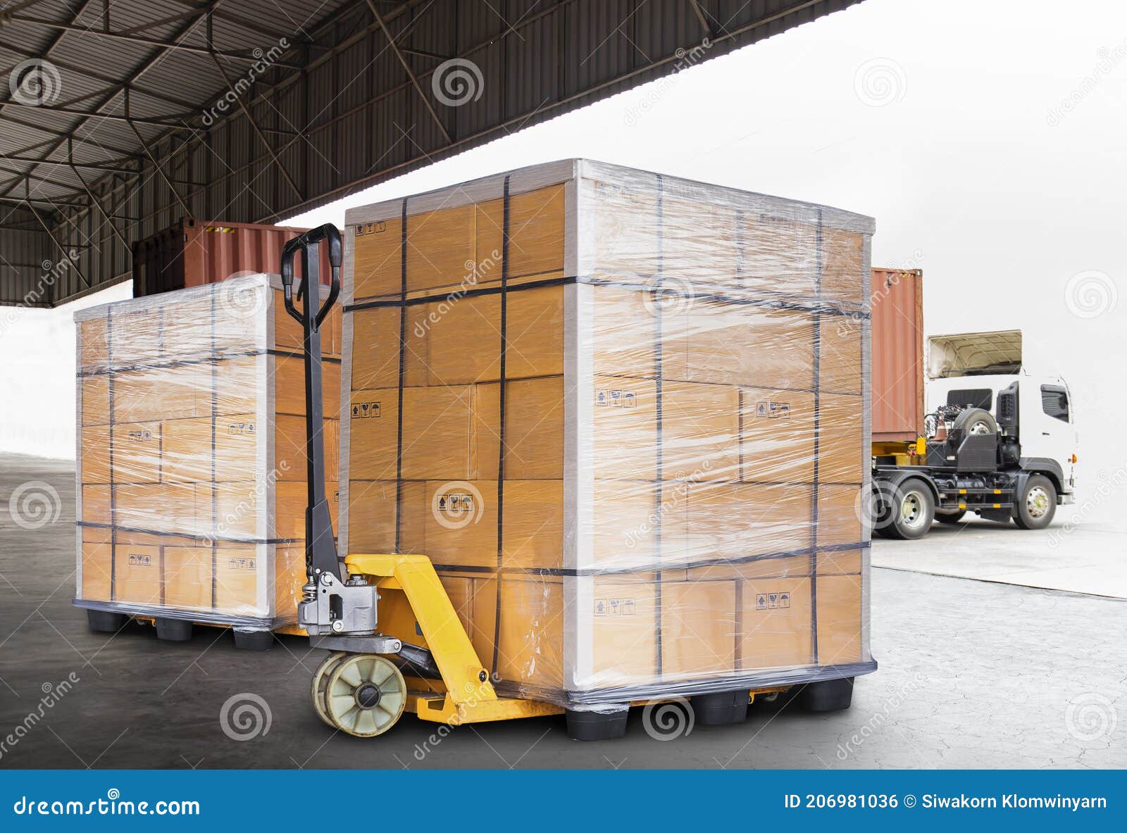 Service De Livraison De Camion De Marchandises D'expédition De Fret De  Palettes. Grandes Boîtes à Palette De Marchandises En Atten Photo stock -  Image du chargement, fret: 206981036