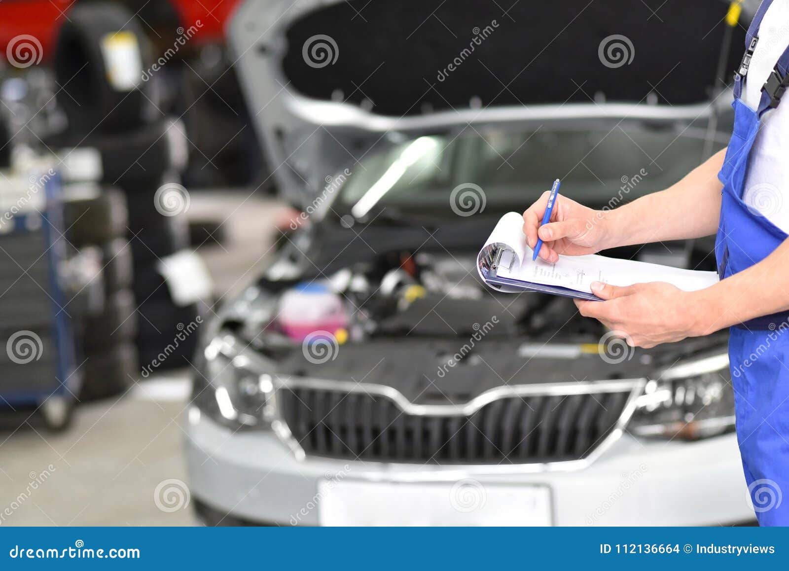 Service Und Inspektion Eines Autos in Einer Werkstatt Mechaniker Kontrollieren Stockfoto