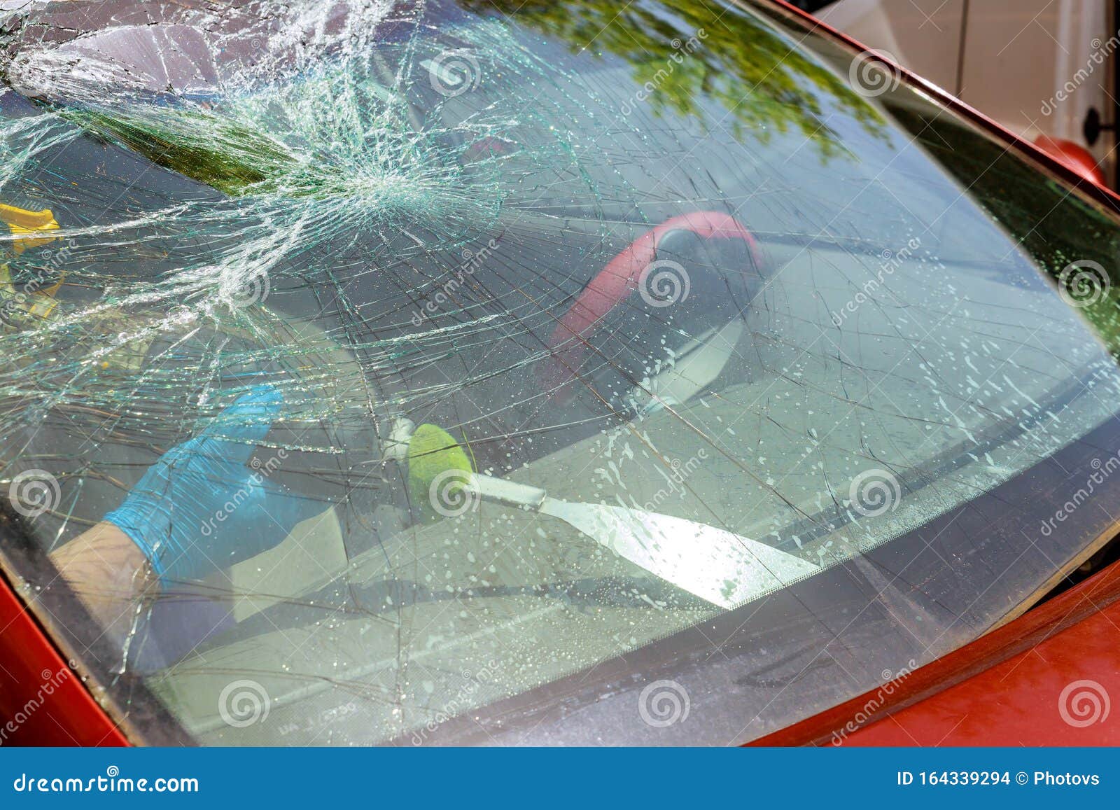 Serviceman, Der Eine Windschutzscheibe Auf Einem Auto Abtrennt, Stürzte Ein  in Betrieb Befindliches Auto Ab Stockfoto - Bild von handwerker,  versicherung: 164339294