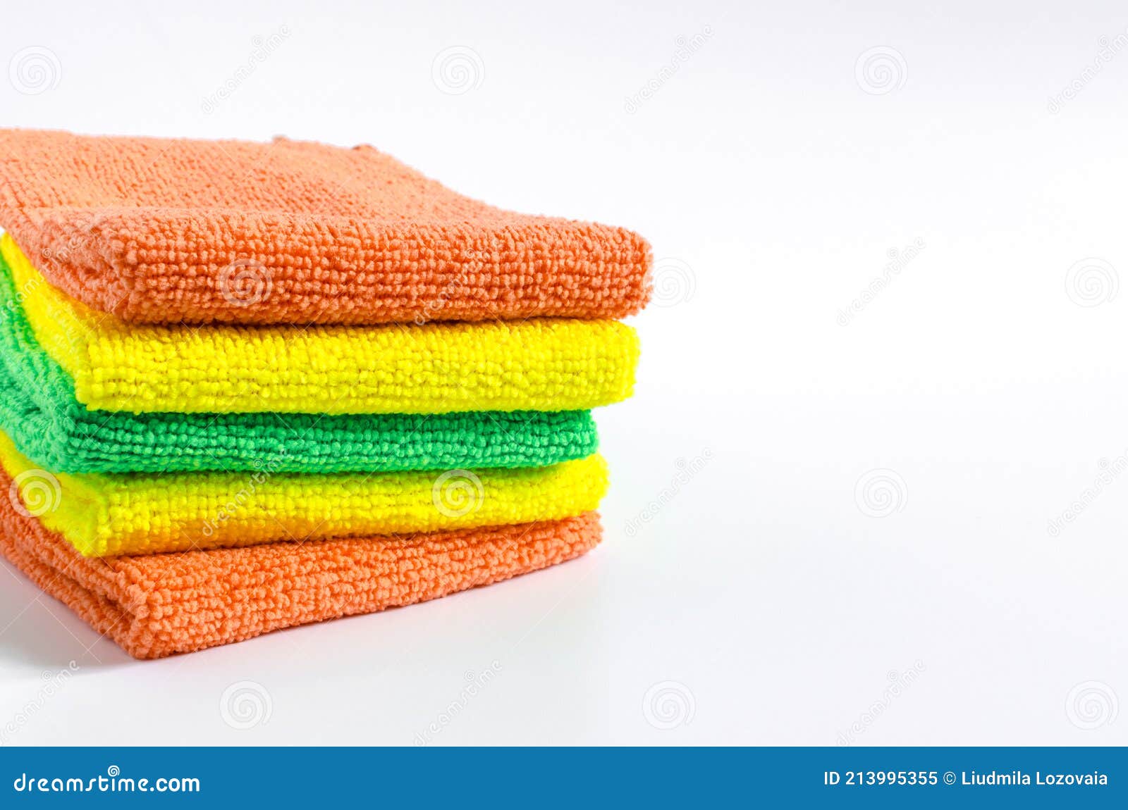 https://thumbs.dreamstime.com/z/serviettes-de-nettoyage-en-tissu-color%C3%A9-rapproch%C3%A9es-sur-un-fond-blanc-pile-213995355.jpg