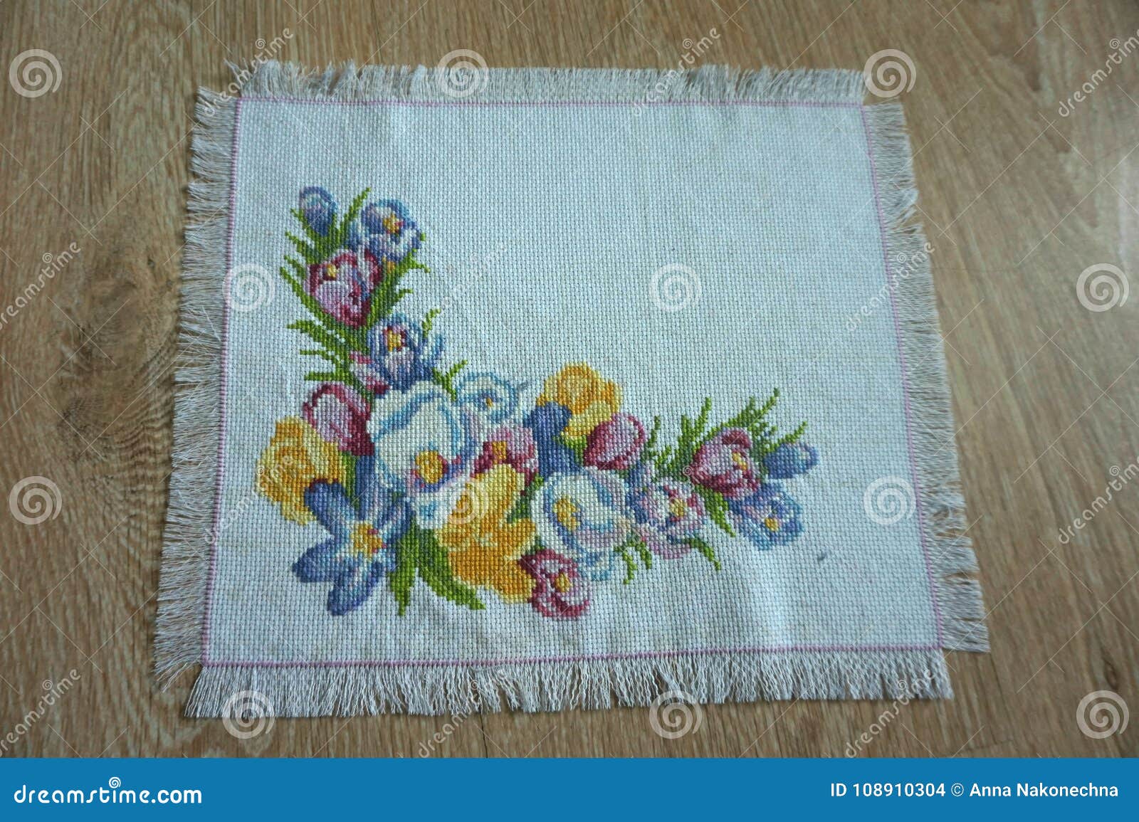 Servilleta Blanca Con La Lona Con Las Flores Bordadas Foto de archivo - Imagen de textura, narcotize: 108910304 Servilleta Blanca Con La Lona Con Las Flores Bordadas Foto de archivo - Imagen de textura, narcotize: 108910304