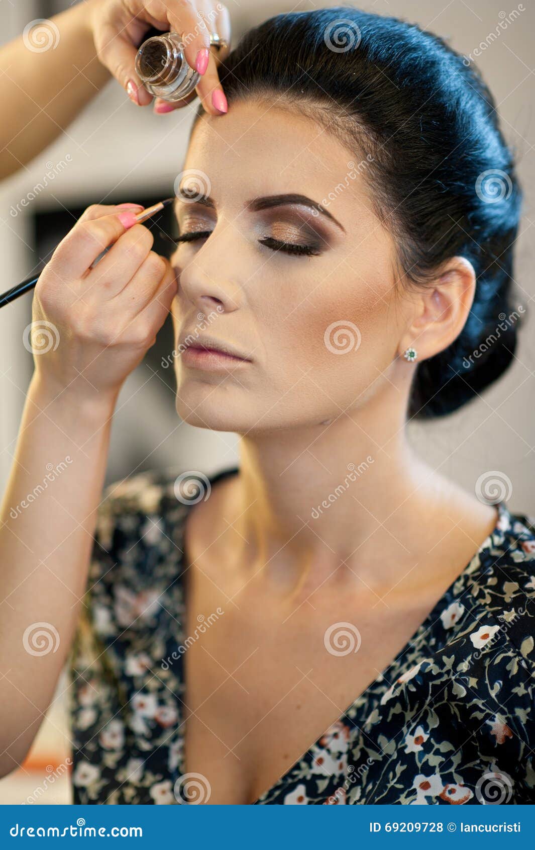 Sesión Del Maquillaje Con La Mujer Morena Joven Hermosa Artista De  Maquillaje Que Hace Las Cejas De Una Señora Atractiva Del Pelo Foto de  archivo - Imagen de encanto, cosmético: 69209728