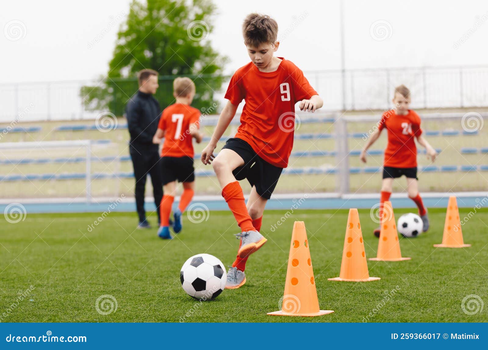 Treinamento De Futebol Para Crianças. Sessão De Treinamento De