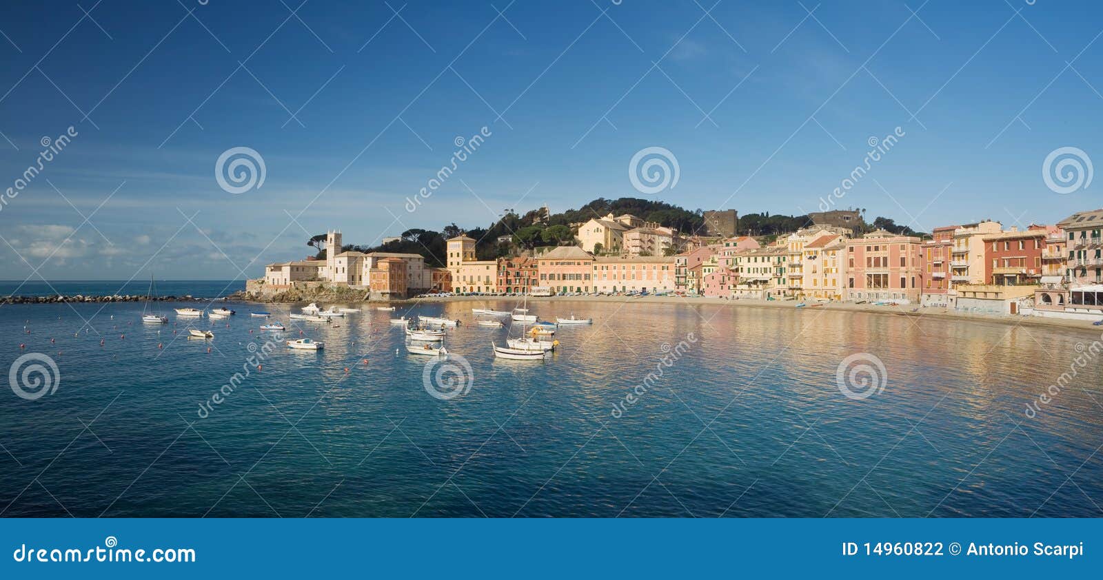 Sestri Levante, panorama. Panorama van Baia del Silenzio in Sestri Levante, beroemde kleine stad in Middellandse Zee, Ligurië, Italië