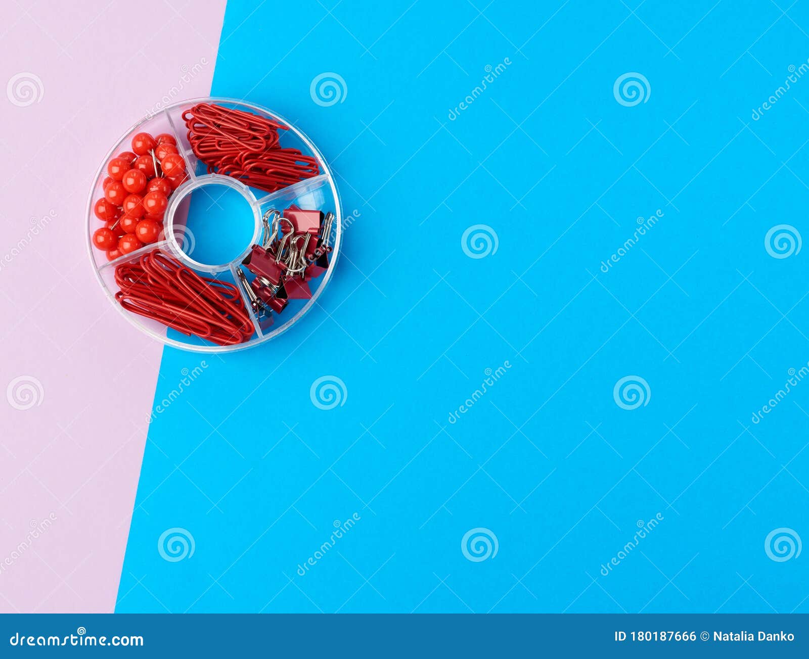 De volgende vervagen Patriottisch Set Papierclipclip En Knoppen in Een Doorzichtig Plastic Rond Vak Op Een  Gekleurde Achtergrond Stock Foto - Image of rood, stationair: 180187666