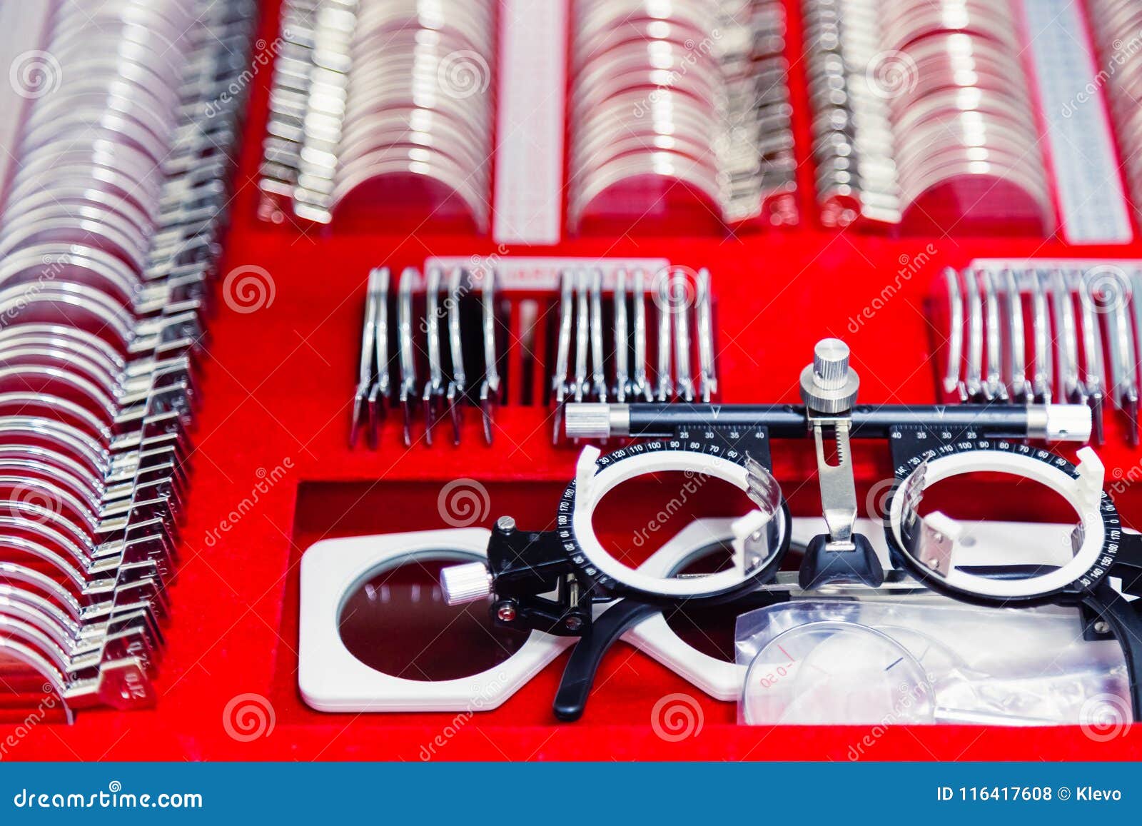 A Set of Replaceable Lenses and a Special Universal Trial Ophthalmic