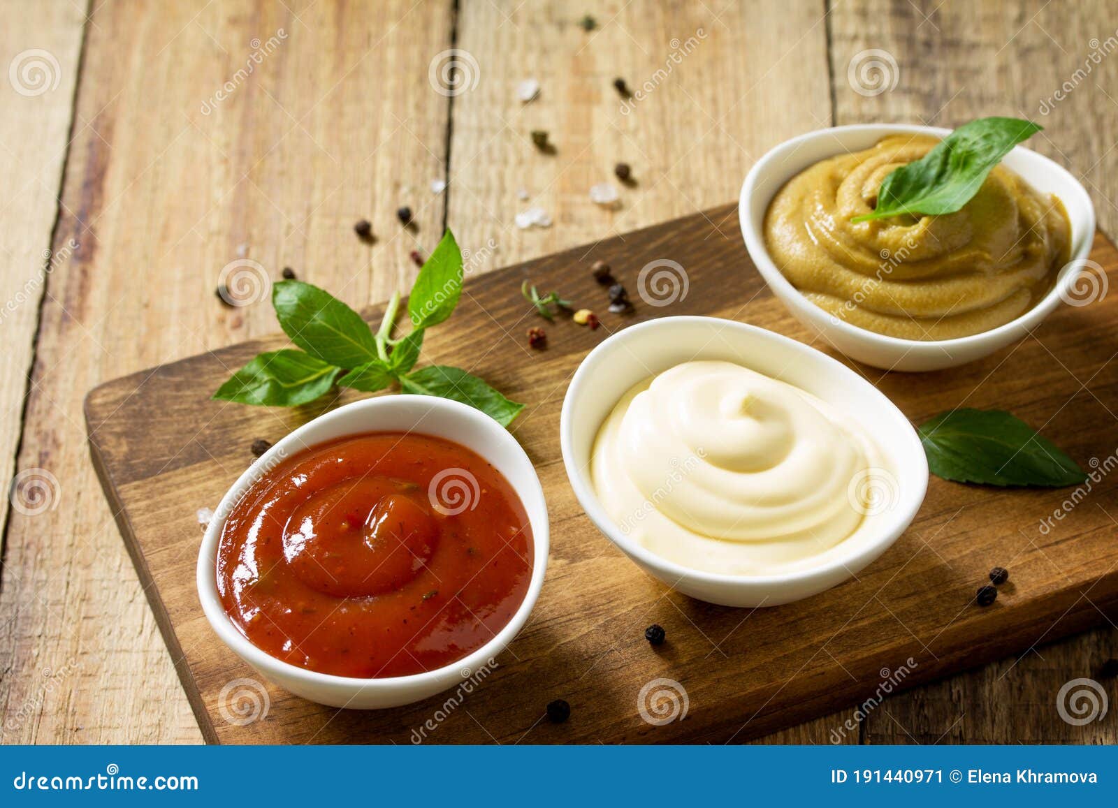 assortiment sticks de sauce mayonnaise,ketchup, moutarde, sauce salade