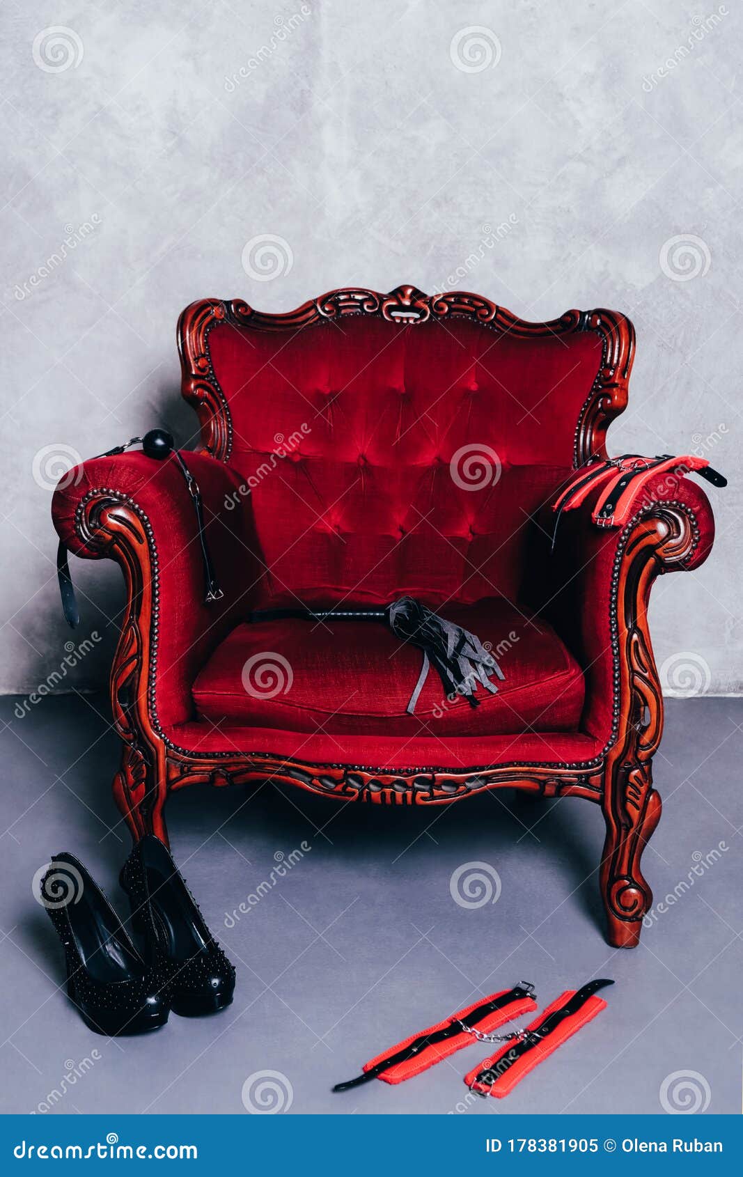 set-van-erotisch-speelgoed-voor-bdsm-op-rode-stoel-stock-afbeelding