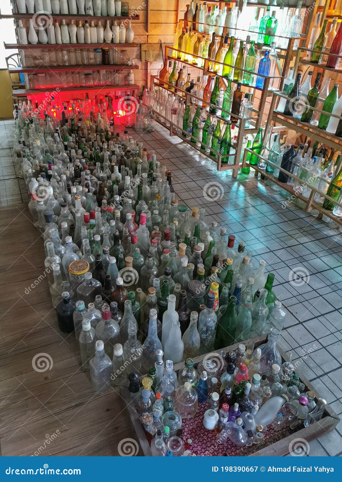 Setiu Terengganu Malaysia 17 De Septiembre De 2020 Miles De Botellas  Desechadas En Exhibición En Casa De Botellas De Vidrio En Ter Fotografía  editorial - Imagen de malayo, costa: 198390667