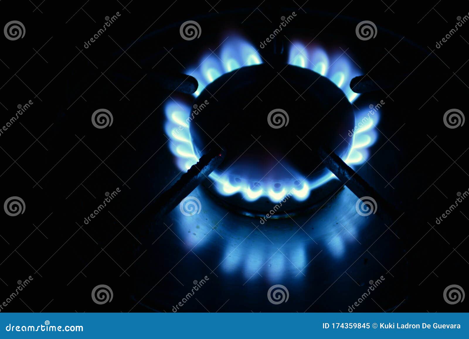 fuegos encendidos de una hornilla de gas